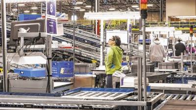 Empleados de UPS embalan partes de motores de avión que luego son enviadas al fabricante Pratt & Whitney.