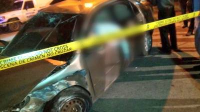 La víctima quedó en el interior del vehículo.