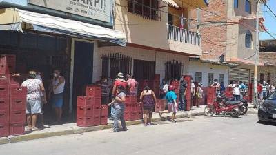 Personas hiceron largas filas para comprar muchas cajas de cervezas. Fotos: Twitter.