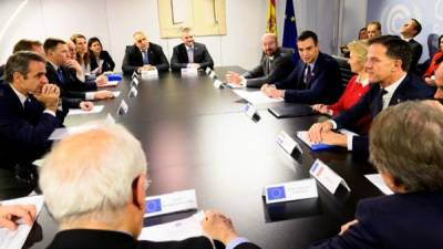 Esta foto muestra al Primer Ministro español Pedro Sánchez reuniéndose con líderes en la Conferencia de la ONU sobre Cambio Climático. Foto AFP