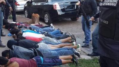 Los diez miembros de la banda criminal 'Los Benjamins' al momento de su captura.