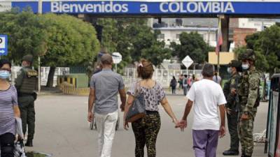 Varias personas fueron registradas este miércoles al caminar hacia el puente internacional Simón Bolívar, para cruzar hacia Venezuela, en Cúcuta (Colombia).