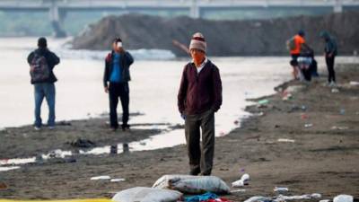 El fin de semana, tras congregarse miles de migrantes en la frontera entre Guatemala y México, en el sector de Tapachula, las autoridades mexicanas anunciaron que permitían la entrada por grupos de veinte para estudiar su situación y considerar la posibilidad de deportarlos de nuevo.