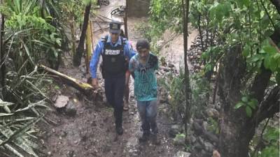 Siendo llevado y esposado por elementos de la Policía Nacional.