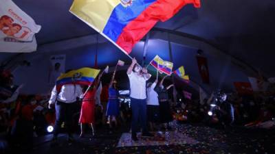 El candidato presidencial ecuatoriano Andrés Arauz ondea una bandera ecuatoriana durante el cierre de su campaña electoral en el Centro Cultural Deportivo Cumanda en Quito. Foto AFP