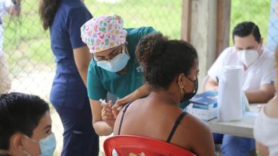 La población sigue acudiendo a los centros de vacunación contra el covid-19.