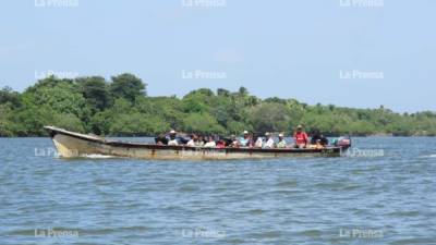 Transporte. Un grupo de misquitos se trasladan en lancha por la laguna de Caratasca.