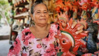 La artesana hondureña Julia Manzanares muestra una de sus creaciones en su taller, el 6 de febrero de 2021, en la aldea Paso Hondo (Honduras).