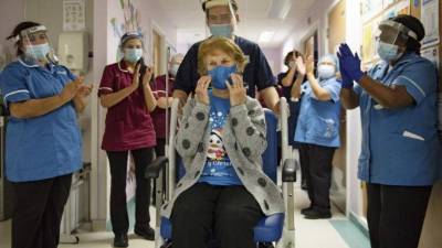 Margaret Keenan recibió la primera dosis de Pfizer y BioNTech en el hospital de Coventry.