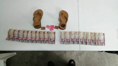 Estas son las sandalias en que las que mujer llevaba el dinero al momento de entrar a La Tolva.