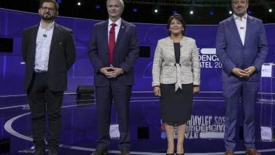 (De izquierda a derecha) Los candidatos presidenciales chilenos Gabriel Boric, José Antonio Kast, Yasna Provoste y Sebastian Sichel, posan ante un debate televisado en TVN en Santiago.