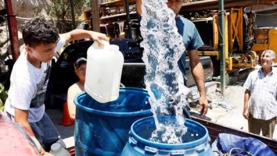 Pobladores de la capital compran agua ante los racionamientos, este jueves en Tegucigalpa (Honduras).