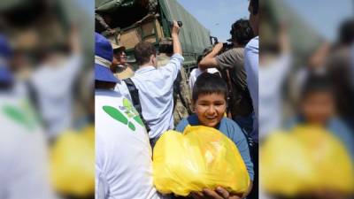 Militares reparten comida a los damnificados.