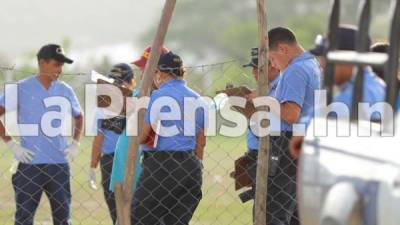 Agentes de la DPI indagan en la escena del crimen en Villanueva, Cortés.