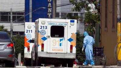 Paramédicos ingresan a pacientes covid-19 al Hospital San Felipe, en Tegucigalpa (Honduras).
