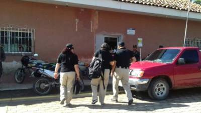 Los agentes de la Atic a su llegada a la alcaldía de la zona sur de Honduras.