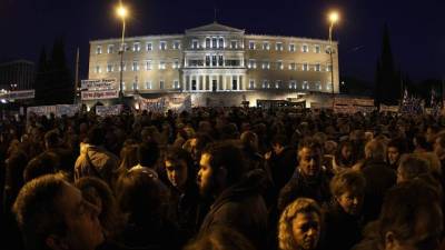 Ante las difíciles negociaciones a las que se enfrenta el primer ministro de Grecia, su pueblo sale a la calle a brindarle su apoyo.