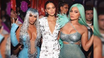 Las famosas hermanas Kim Kardashian, Kendall y Kylie Jenner se fueron de parranda tras asistir al importante evento de moda celebrado este 06 de mayo en el Museo Metropolitano de Nueva York (MET). Kylie, Kim y Kendall lucieron nuevos outfits para celebrar.