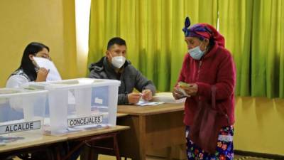 Una mujer indígena mapuche vota durante las elecciones para elegir alcaldes, concejales y una comisión para reescribir la constitución en Temuco, Chile. Foto AFP