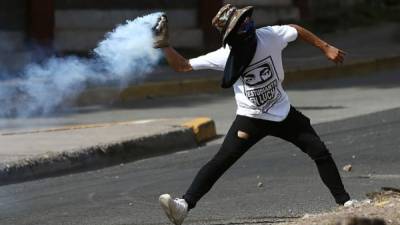 Los estudiantes se han enfrentado con policías.