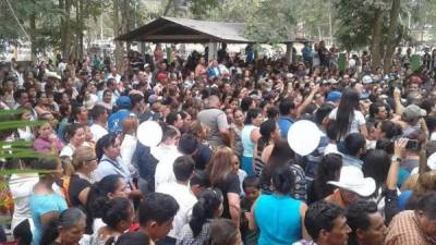 Centenares de personas asistieron al sepelio del alcalde nacionalista Juan José Guevara.
