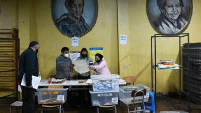 Los miembros de la mesa electoral cuentan los votos en una mesa de votación durante las elecciones para elegir alcaldes, concejales y una comisión para reescribir la constitución. Foto AFP