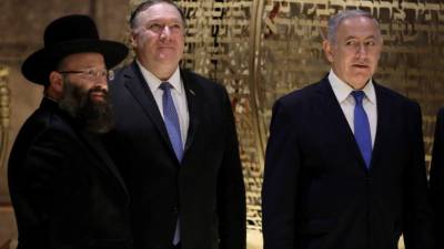 El primer ministro israelí, Benjamin Netanyahu (d), y el secretario de Estado estadounidense, Mike Pompeo (c), y el rabino del Muro de las Lamentaciones, Shmuel Rabinovitch (i), en los túneles de la sinagoga del Muro este jueves en Jerusalén. Foto: EFE