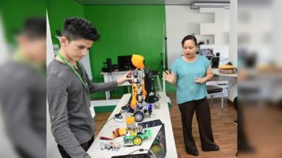 La ingeniera Aleli Castro supervisa un proyecto en el laboratorio de la UTH.