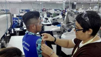 En Choloma se han inmunizado más 4,000 obreros. Foto archivo.