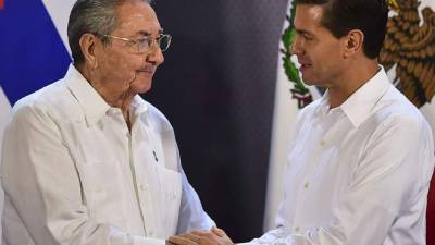 Los jefes de Estado Raúl Castro y Enrique Peña Nieto.