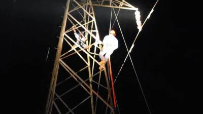 Técnicos en labores de mantenimiento.