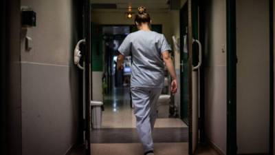 Una enfermera camina por un pasillo en la unidad de maternidad del Hospital Diaconisas en París durante la pandemia. Foto AFP