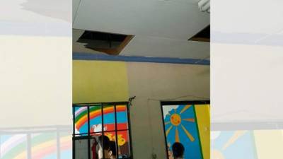 Los ladrones destruyeron el cielo raso del local.