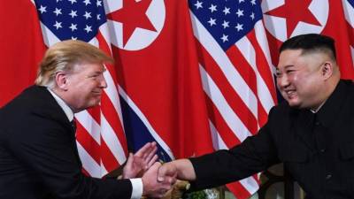 El presidente de los Estados Unidos, Donald Trump se da la mano con el líder de Corea del Norte, Kim Jong Un, luego de una reunión en el hotel Sofitel Legend Metropole en Hanoi. Foto AFP