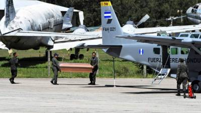 Momento en que llevaban los ataúdes para colocar los cuerpos de los misquitos.