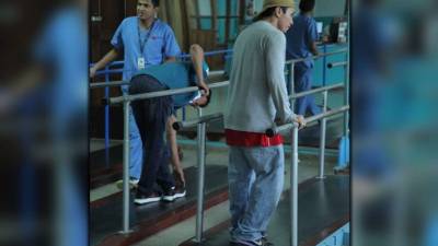Pacientes realizan sus terapias en la Teletón de San Pedro Sula. Foto: Wendell Escoto