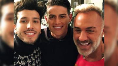 Sebastián Yatra (i) junto al jugador James Rodríguez (c) y el DJ Gianluca Vacchi.// Foto redes.