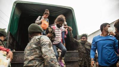 Grupos de personas parte de las llamadas caravanas migrantes son retornados a Honduras por militares guatemaltecos, en El Florido (Guatemala).