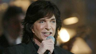 Sesto es uno de los cantantes españoles más importantes de las décadas de los setenta y ochenta con más de 166 millones de discos vendidos en toda su carrera.