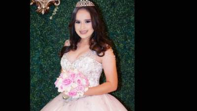 La linda quinceañera Lizzie Amaya.