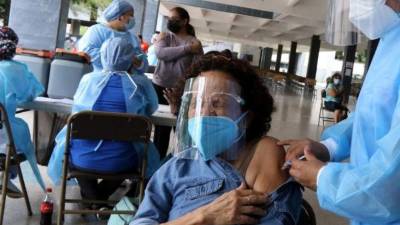 Imagen de archivo de una hondureña recibiendo una de las dosis contra el covid-19.