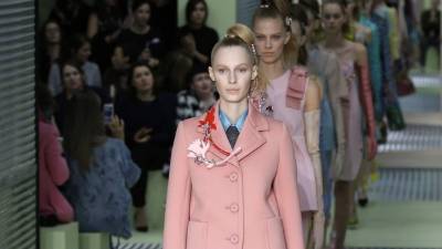 El abrigo, las mascadas, jersey son solo algunos complementos claves para este look de moda.