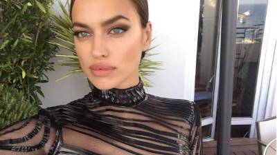 Las fotografías han llamado la atención por el look de la modelo, pero la polémica comenzó gracias a una imagen en la que aparece desnuda.