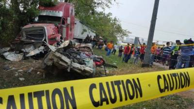 Los vehículos quedaron a un lado de la carretera CA-5, el turismo quedó destruido.