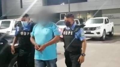 Cuenta con una orden de captura emitida desde el 12 de abril de 1996.