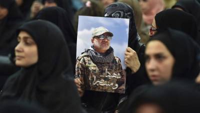 Simpatizantes de grupo chií libanés Hizbulá, sostienen retratos del responsable de las operaciones militares. EFE/Archivo