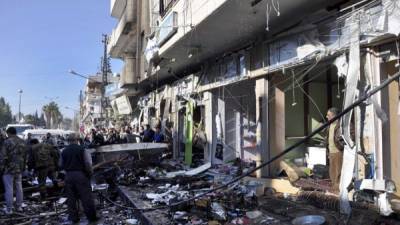 Policías sirios inspeccionan el lugar donde se ha producido un atentado en una zona residencial en Homs (Siria). EFE/Archivo