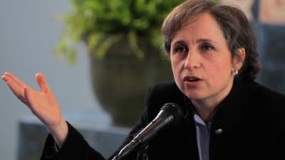 La periodista mexicana Carmen Aristegui habla en conferencia de prensa en Ciudad de México.