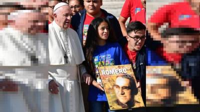 Una niña se toma foto con el papa Francisco. AFP