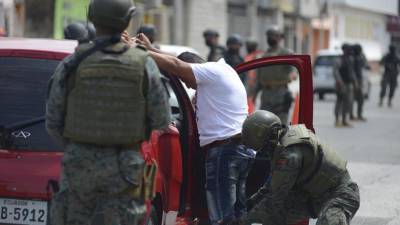 Miembros de la Infantería de Marina realizan operaciones de seguridad en el sur de Guayaquil.